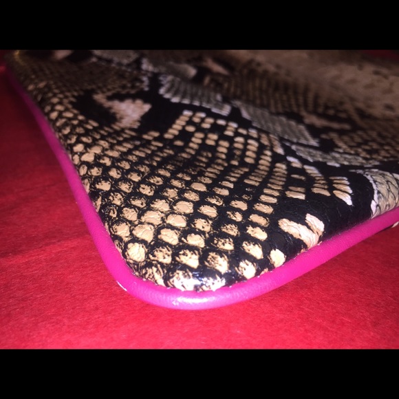 Estée Lauder’s Embossed Snake Print Makeup Bag - Picture 6 of 10